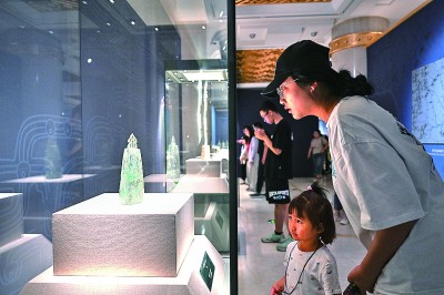 5月18日，參觀者在內(nèi)蒙古呼和浩特市的呼和浩特博物館“問(wèn)蜀——東周時(shí)期的蜀文化展”上觀看展品。 新華社記者 貝赫攝