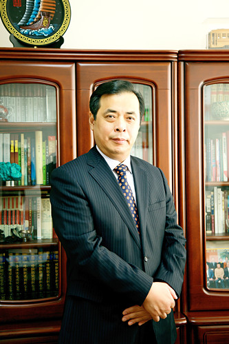 老藤，本名滕貞甫，遼寧省政協(xié)文史委副主任。出版長篇小說《刀兵過》《北障》《北愛》《草木志》等11部，小說集《熬鷹》《無雨遼西》等8部，隨筆集《儒學(xué)筆記》等3部，“老藤作品典藏（15卷）”。曾獲全國“五個(gè)一工程”獎(jiǎng)、東北文學(xué)獎(jiǎng)、百花文學(xué)獎(jiǎng)等，作品多次入選各種年榜及選本，以多種文字譯介到國外。