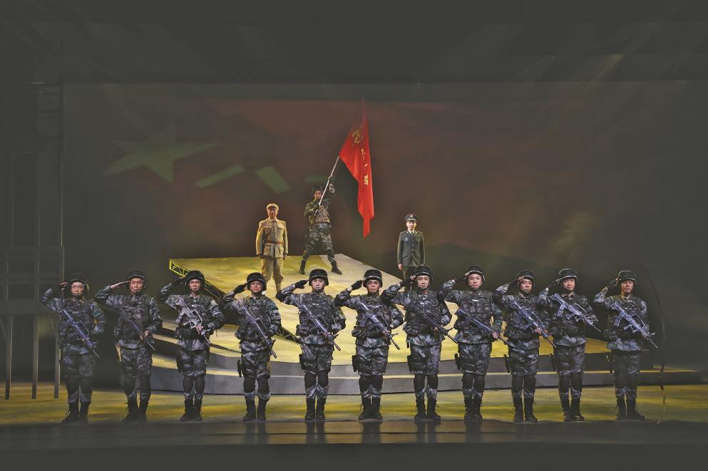 上海越劇院原創(chuàng)現(xiàn)代大戲《好八連》以《霓虹燈下的哨兵》為創(chuàng)作靈感，讓兩代八連戰(zhàn)士“隔空對(duì)話”。（上海越劇院供圖）