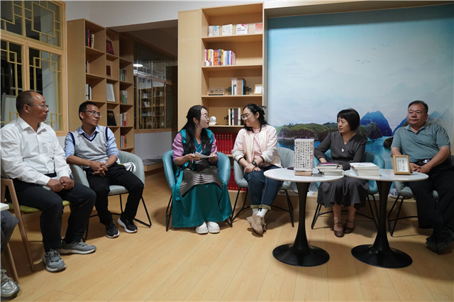 中國作協(xié)采訪團與當?shù)刈骷以谖膶W書院交流對談