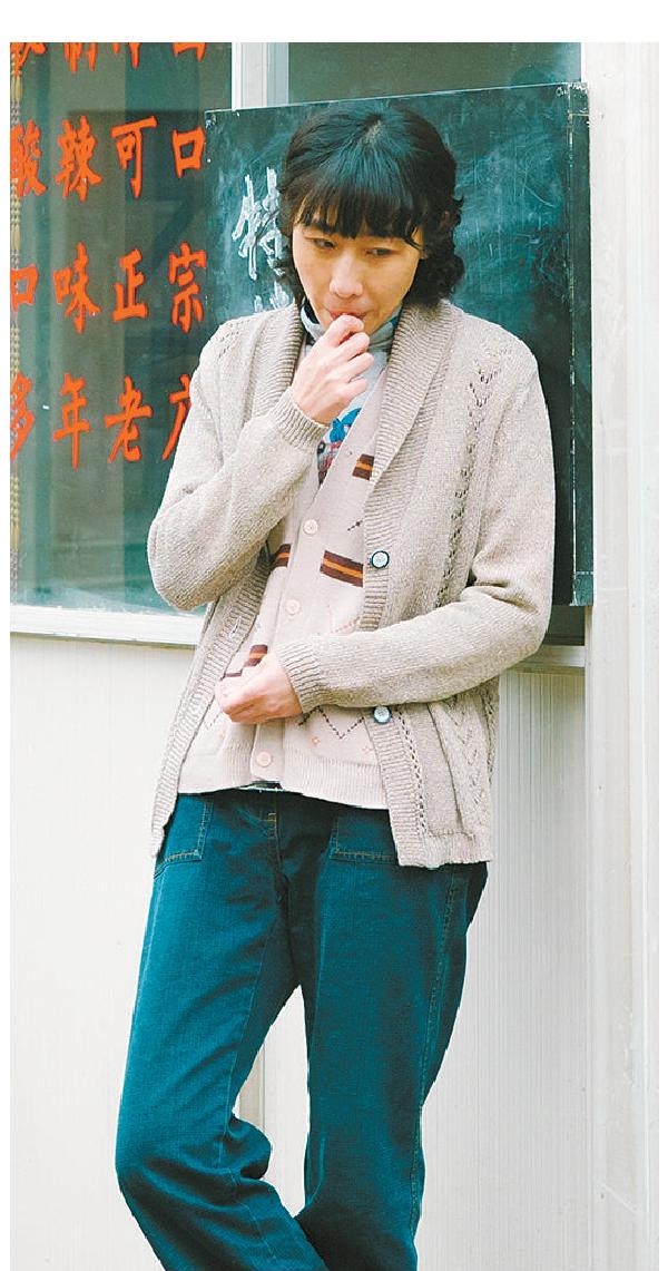 在《漫長的季節(jié)》中，任素汐飾演的徐姐瘦瘦高高，倚門嗑瓜子兒的動作，斜眼兒瞟人的眼神，加上幾句曖昧臺詞，略略幾筆勾勒出在生存邊緣掙扎又頗具風(fēng)情的小飯館老板娘。