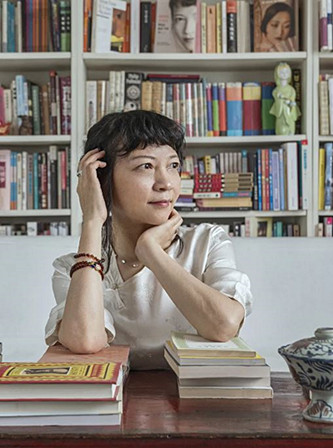 作家、導(dǎo)演，現(xiàn)居英國(guó)。主要著作有《孔雀的叫喊》《饑餓的女兒》等，編劇并執(zhí)導(dǎo)電影《月光武士》。