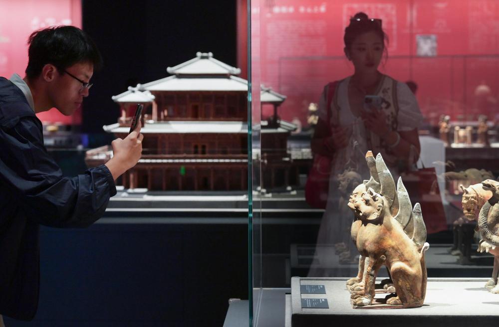 2023年9月15日，位于北京奧林匹克公園核心區(qū)的中國考古博物館正式面向公眾開放，觀眾在館內(nèi)參觀珍貴文物。新華社記者 李賀 攝