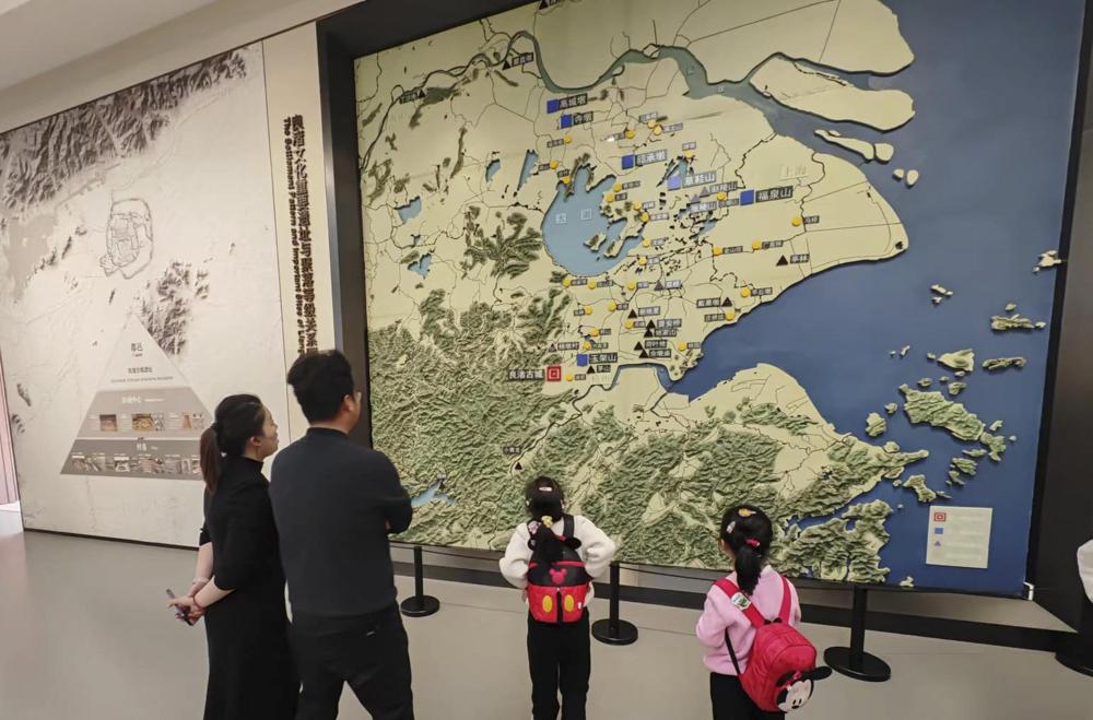 2024年1月14日，觀眾在浙江杭州良渚博物院參觀。新華社記者 馮源 攝