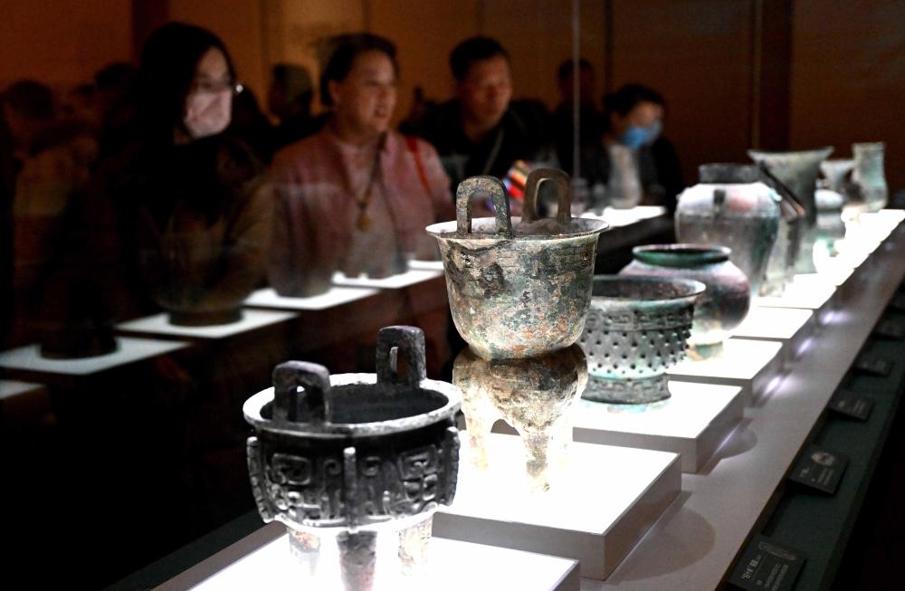 2024年2月26日，參觀者在河南安陽殷墟博物館新館內(nèi)觀看展品。新華社記者 李安 攝