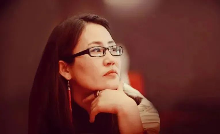 娜仁高娃，蒙古族，中國(guó)作家協(xié)會(huì)會(huì)員。著有短篇小說(shuō)《醉陽(yáng)》《熱戀中的巴岱》、長(zhǎng)篇小說(shuō)《影》等，其中小說(shuō)集《七角羊》入選中國(guó)作家協(xié)會(huì)“中國(guó)少數(shù)民族文學(xué)之星叢書(shū)”。曾獲2018年《草原》文學(xué)獎(jiǎng)、第十二屆內(nèi)蒙古自治區(qū)文學(xué)創(chuàng)作“索龍嘎”獎(jiǎng)、2020年《民族文學(xué)》年度獎(jiǎng)；中篇小說(shuō)《裸露的山體》入選中國(guó)當(dāng)代文學(xué)研究會(huì)年榜、中國(guó)小說(shuō)學(xué)會(huì)2023年度中國(guó)好小說(shuō)榜。
