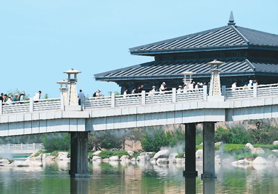 　5月18日，觀眾步入陜西歷史博物館秦漢館參觀。 　　新華社記者 李一博攝