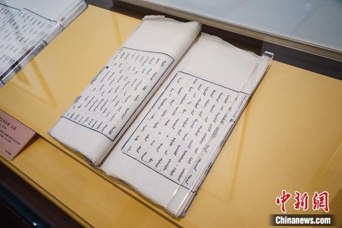 《大清高宗純皇帝圣訓(xùn)》(滿文版)。徐峻杰 攝