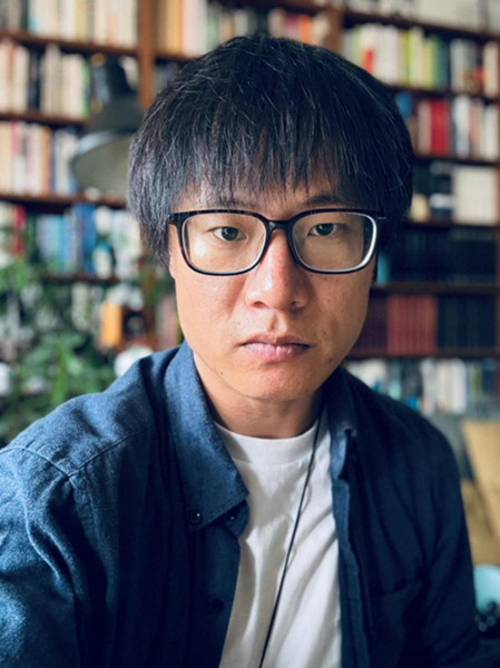 李晁，1986年生于湖南，現(xiàn)居貴陽。2007年發(fā)表小說，獲《上海文學(xué)》新人獎(jiǎng)、紫金·人民文學(xué)之星獎(jiǎng)、《作家》金短篇獎(jiǎng)、華語青年作家獎(jiǎng)、十月文學(xué)獎(jiǎng)等，有小說入選收獲文學(xué)榜，出版小說集《霧中河》等三部。