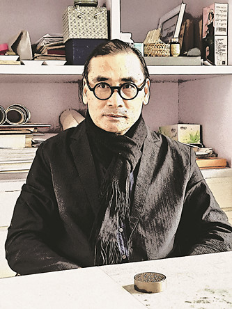 劉萬鳴 1989年畢業(yè)于天津美術學院，1995年就讀于中國藝術研究院美術學研究生課程班?，F(xiàn)任全國政協(xié)委員、民盟中央委員、中國美術家協(xié)會副主席、中國國家畫院院長。2012年獲中國青年藝術家提名獎，2014年入選國家百千萬人才工程授予“有突出貢獻中青年專家”稱號，中宣部2017年文化名家暨“四個一批”人才，中組部國家高層次人才特殊支持計劃領軍人才“萬人計劃”。中國畫作品曾入選全國美展、全國畫院展及省部級展覽，獲得金、銀、銅、優(yōu)秀等獎項十余次。積極參與國家主題性創(chuàng)作，作為第一作者完成《遣唐使》《西電東送、西氣東輸工程》《黃河擺渡人》《南水北調工程》等中國畫作品?！吨袊嬚摗芬粫鵀槠胀ǜ叩葘W校藝術學科新形態(tài)重點規(guī)劃教材。曾在中國國家博物館等國家級展館舉辦個展，作品被中國美術館、中國國家博物館、中國藝術研究院等國家級單位收藏。