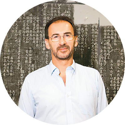 畢羅（Pietro De Laurentis），意大利漢學(xué)家，中國(guó)國(guó)家級(jí)人才項(xiàng)目入選者，廣州美術(shù)學(xué)院教授、博導(dǎo)，中外書(shū)寫(xiě)文化與美術(shù)交流研究中心負(fù)責(zé)人，二王學(xué)研究中心專(zhuān)家委員會(huì)委員。多年來(lái)主要從事書(shū)法學(xué)、銘刻與寫(xiě)本學(xué)、美術(shù)文獻(xiàn)研究與翻譯、中國(guó)古代詩(shī)歌等領(lǐng)域的研究。意大利文著作有《李白，其人其詩(shī)》《一觴一詠：〈蘭亭詩(shī)集〉研究》，英文專(zhuān)著有《孫過(guò)庭〈書(shū)譜〉綜合研究》《以書(shū)護(hù)法——〈集王圣教序〉研究》，中文專(zhuān)著有《尊右軍以翼圣教》，英文譯著有張?zhí)旃吨袊?guó)書(shū)法主要術(shù)語(yǔ)的釋讀和研究》。在《亞洲專(zhuān)刊》《華裔學(xué)志》《敦煌研究》《唐研究》《中國(guó)書(shū)法》《書(shū)法研究》等海內(nèi)外權(quán)威刊物發(fā)表論文50余篇。