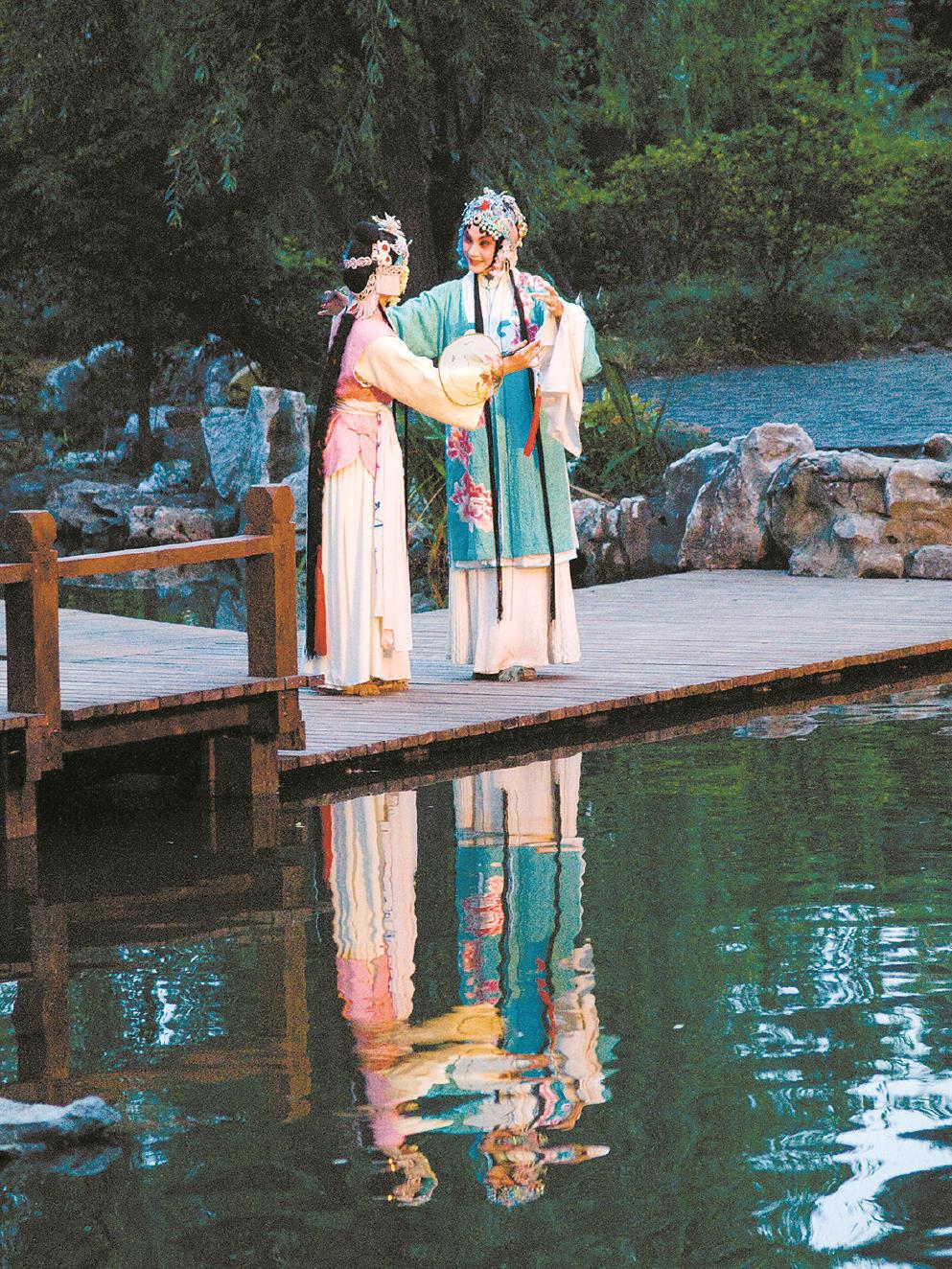 經(jīng)典戲曲常常與園林空間相關(guān)，諸如《牡丹亭》《西廂記》等。左圖為張軍昆曲藝術(shù)中心出品的實(shí)景園林昆曲《牡丹亭》。