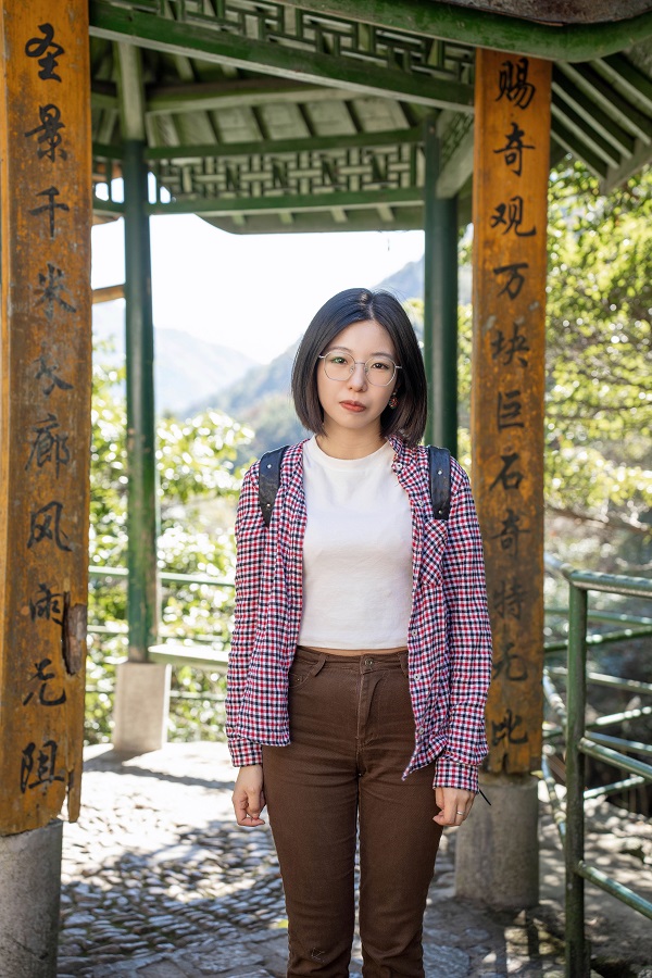 作家簡介 李姍姍，筆名三三，女，漢族，一九九一年出生，畢業(yè)于中國人民大學創(chuàng)造性寫作專業(yè)。作品發(fā)表于《人民文學》《收獲》等多家刊物，多有選載。曾獲2020年“鐘山之星”年度青年佳作獎、2021年度青花郎?人民文學獎新人獎、第七屆郁達夫小說獎短篇小說獎、首屆《靜?安》文學獎、紅棉文學獎小說主獎等獎項，入選王蒙青年作家支持計劃?年度特選作家（2022—2023）等。著有短篇小說集《晚春》《山頂上是?！贰抖砹_斯套娃》《離魂記》等四部。
