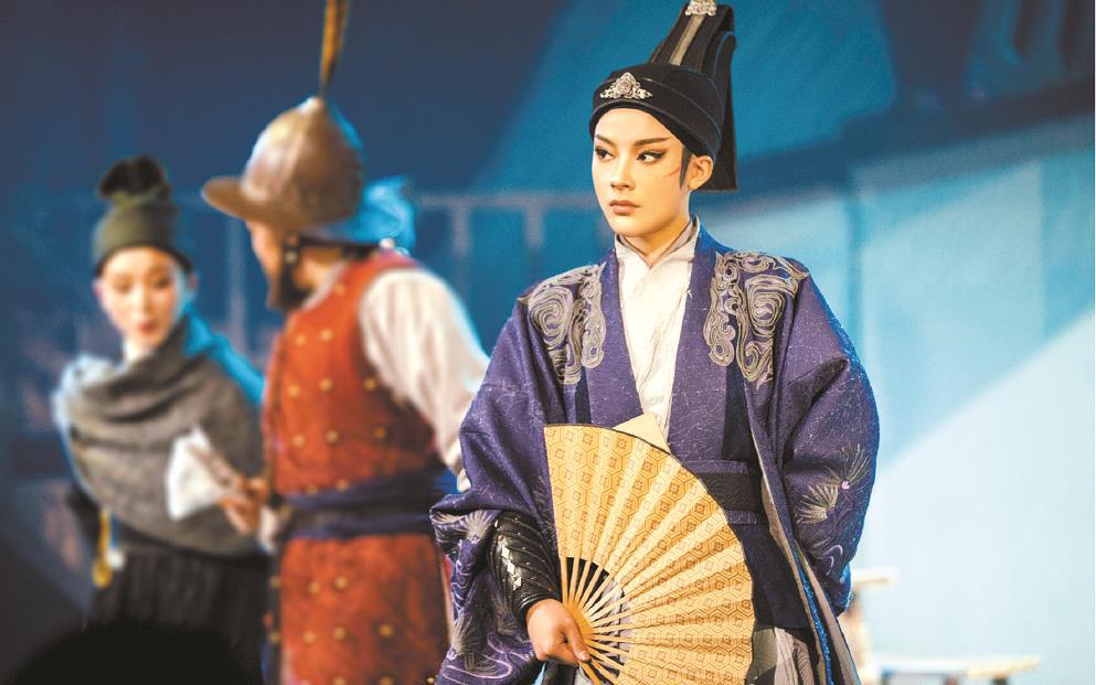 古老戲曲掀起“青春革命”，從情感、形式、媒介上將青年文化、時代審美融入戲曲古典樣態(tài)，這是“新文化生命體”適應(yīng)新媒介環(huán)境，以青年力量激活傳統(tǒng)文化能量進行自我更新的典型示例。圖為越劇《新龍門客?！? /></p>
<p style=