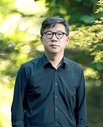 李修文，湖北省作家協(xié)會主席、武漢市文聯(lián)主席、武漢大學文學院教授，著有《猛虎下山》《詩來見我》《致江東父老》《山河袈裟》《滴淚痣》《捆綁上天堂》等