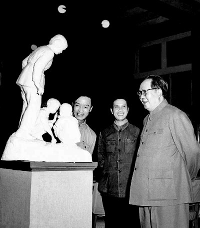 1955年，毛澤東主席參觀全國(guó)美展 呂厚民/攝 資料圖片