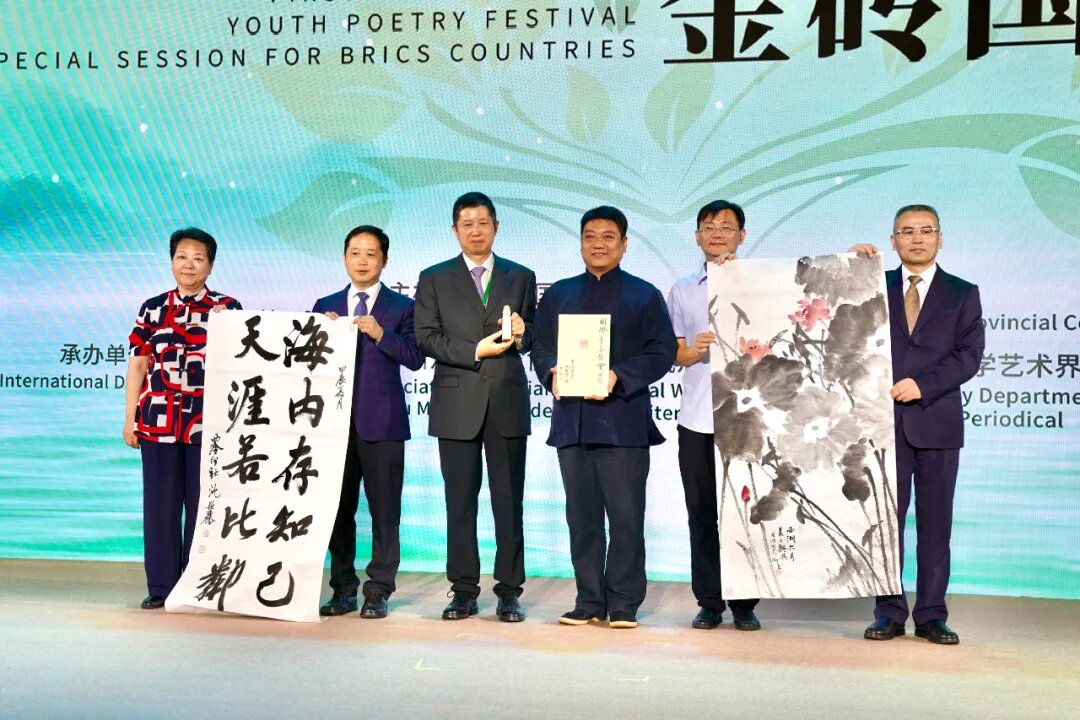 藝術家王臻、沈穎麗、繆宏波將現場創(chuàng)作的篆刻及書畫作品贈予國際青春詩會組委會