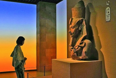 7月17日，預(yù)覽觀眾在“圖坦卡蒙的時代”展區(qū)參觀埃赫那吞半身像。新華社記者 劉穎攝