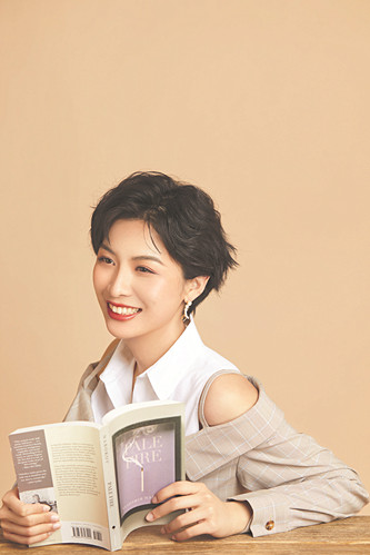 周婉京，一九九〇年生，北京人，哲學博士。曾獲山花文學雙年獎·新人獎、香港青年文學獎等獎項。出版有短篇小說集《取出瘋石》等作品，中長篇小說《造房子的人》為其最新作品