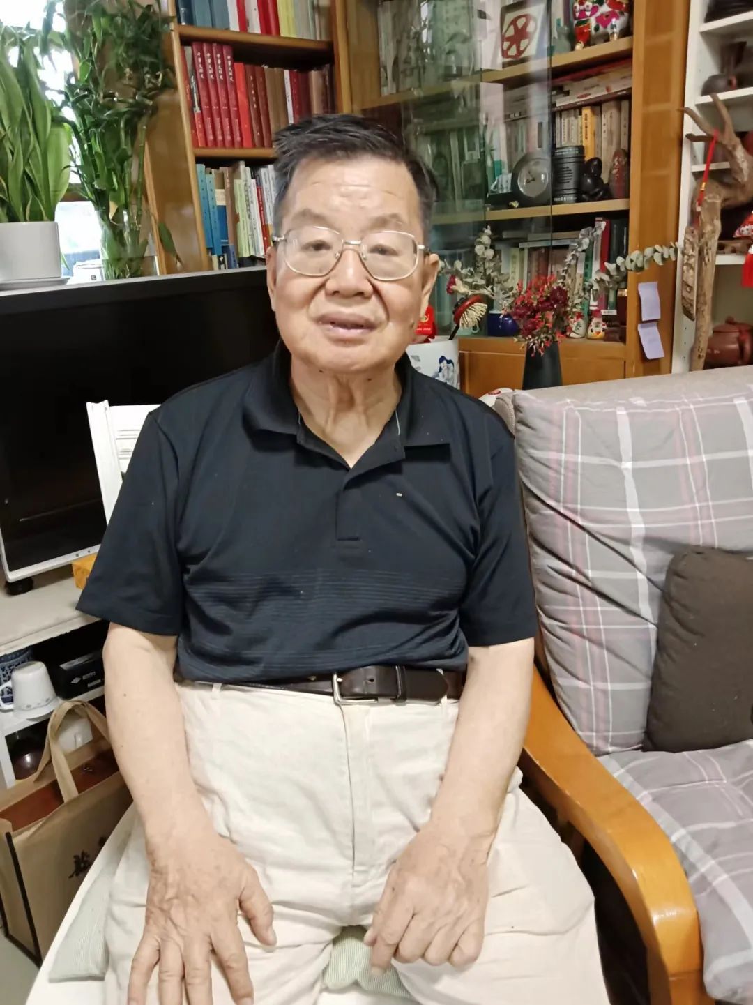 曾鎮(zhèn)南，著名評論家，中國社會科學院文學研究所當代文學研究室研究員，首屆魯迅文學獎獲得者
