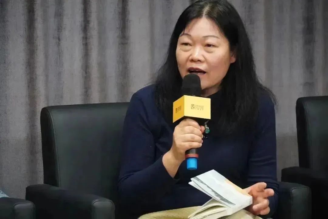 黃葒    南京大學(xué)外國語學(xué)院法語系教授，博士生導(dǎo)師，南京大學(xué)人文社會科學(xué)高級研究院兼職研究員，國際杜拉斯學(xué)會會員，中國法國文學(xué)研究會常務(wù)理事，中法語言文化比較研究會常務(wù)理事、江蘇省外文學(xué)會理事，江蘇省翻譯協(xié)會理事、南京翻譯家協(xié)會理事，南京作協(xié)理事。