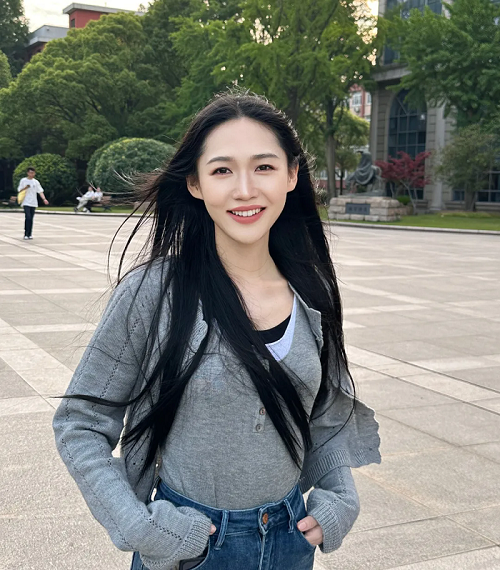 周燊，滿族，中國(guó)作家協(xié)會(huì)會(huì)員，藝術(shù)碩士、文學(xué)博士，從教于高校創(chuàng)意寫作和現(xiàn)當(dāng)代文藝研究等方向，曾獲第六屆山東省泰山文藝獎(jiǎng)（文學(xué)創(chuàng)作獎(jiǎng)）、復(fù)旦大學(xué)光華獎(jiǎng)等榮譽(yù)。