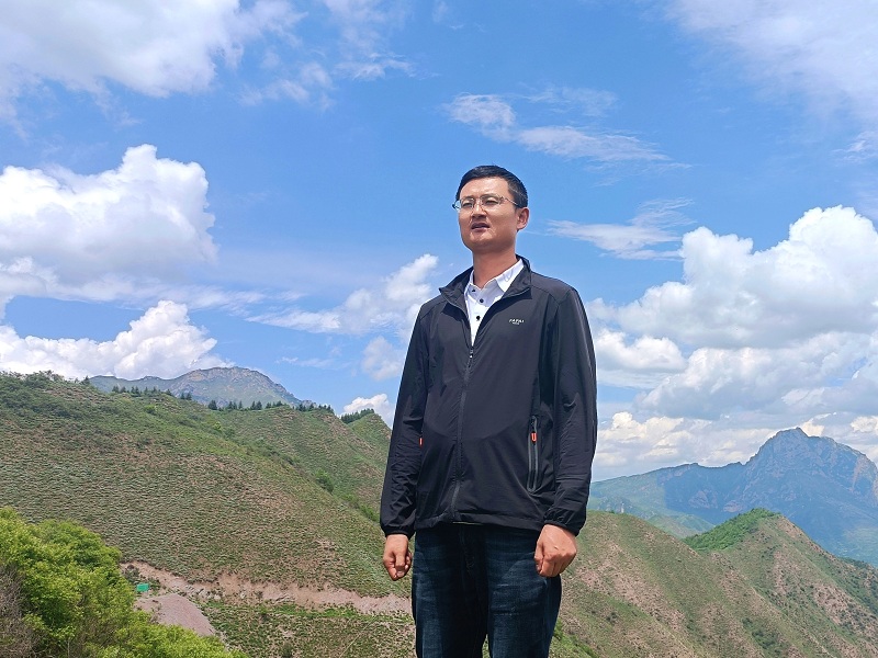 丁海龍，男，漢族，筆名古月星空，甘肅臨潭人。中華詩詞學會會員、甘肅省作家協(xié)會會員、甘肅省詩詞學會會員、甘肅省楹聯(lián)學會會員。作品見于《中華詩詞》《中華辭賦》《甘肅黨建》等刊。出版詩集《虛塵》《流水集》。