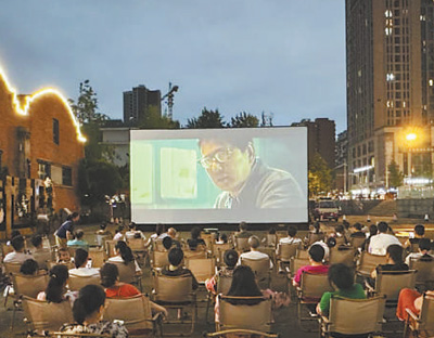 在四川成都完美文創(chuàng)公園里，一場露天電影正在放映。 　　廖茂林攝