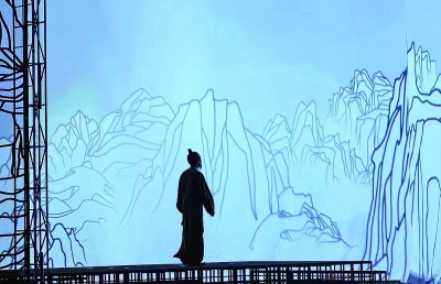北京人民藝術(shù)劇院話劇《杜甫》演出現(xiàn)場(chǎng)，扮演杜甫的演員正慢慢步入山水畫卷。資料圖片