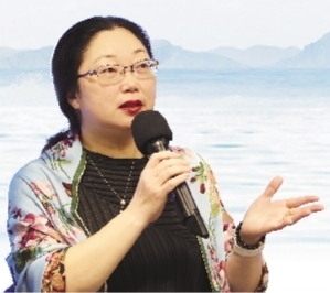 楊怡芬，浙江舟山人，魯迅文學(xué)院第13屆高研班學(xué)員。2002年開始寫作，在《人民文學(xué)》《十月》《花城》等發(fā)表小說百余萬字，出版中短篇小說集《披肩》、中篇小說集《追魚》、長篇小說《離觴》《海上繁花》等。