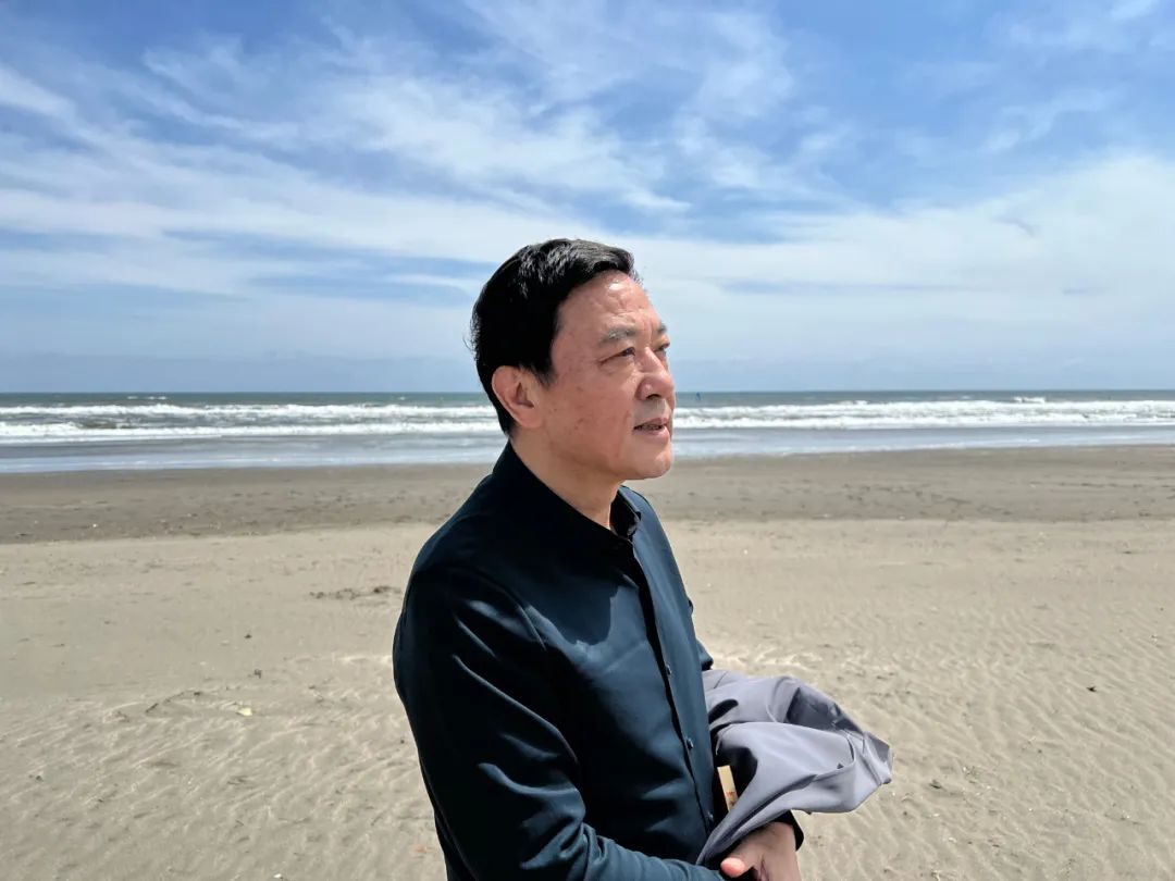 潘軍，著名作家、編??；1957年生，安徽懷寧人。1982年畢業(yè)于安徽大學(xué)中文系，主要作品有長(zhǎng)篇小說(shuō)《日暈》《風(fēng)》《獨(dú)白與手勢(shì)》《死刑報(bào)告》以及《潘軍小說(shuō)文本》（6卷）等，并譯介為多種文字，多次獲獎(jiǎng)。另有話劇作品《地下》《斷橋》《合同婚姻》《霸王歌行》，獲第31屆“世界戲劇節(jié)”優(yōu)秀劇目獎(jiǎng)。自編自導(dǎo)的電視劇有《五號(hào)特工組》《海浪行動(dòng)》《驚天陰謀》《粉墨》《虎口拔牙》《分界線》等。