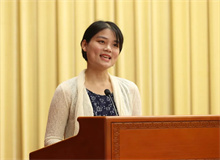 李春華（李琸）：從一個(gè)人的戈壁走向文學(xué)的綠洲　　至今我不敢稱自己為作家，對(duì)我而言，這是一個(gè)非常神圣的字眼……[詳細(xì)]