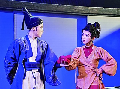 越劇演員陳麗君（左）和李云霄在越劇《新龍門客?！费莩鲋小Ｐ氯A社發(fā)