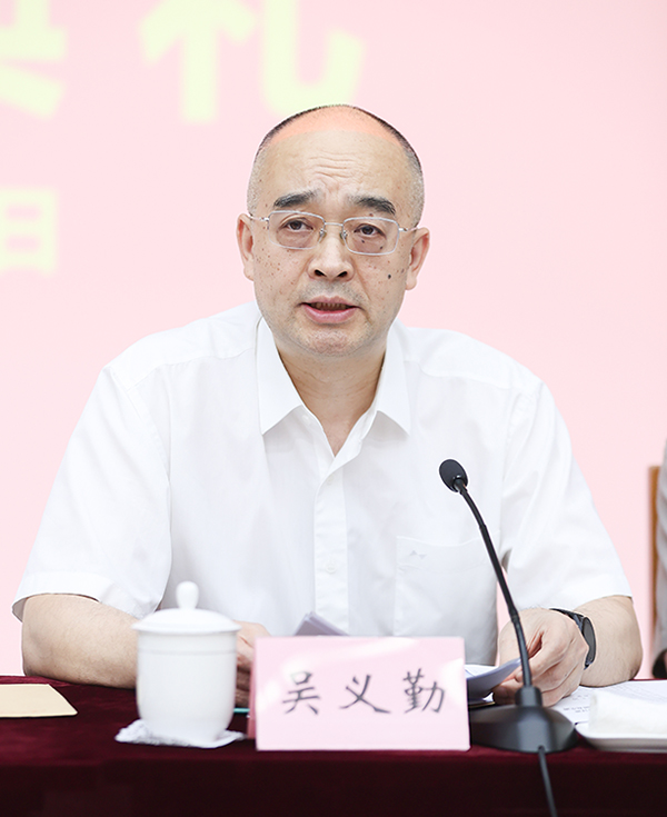 中國(guó)作協(xié)黨組成員、副主席、魯迅文學(xué)院院長(zhǎng)吳義勤講話
