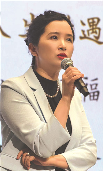 潘向黎，文學(xué)博士，上海作家協(xié)會(huì)副主席、專業(yè)作家。著有長篇小說《穿心蓮》，小說集《白水青菜》《十年杯》《輕觸微溫》《上海愛情浮世繪》等，專題隨筆集《茶可道》《梅邊消息》《古典的春水》《人間紅樓》等，共三十多種。獲魯迅文學(xué)獎(jiǎng)短篇小說獎(jiǎng)等