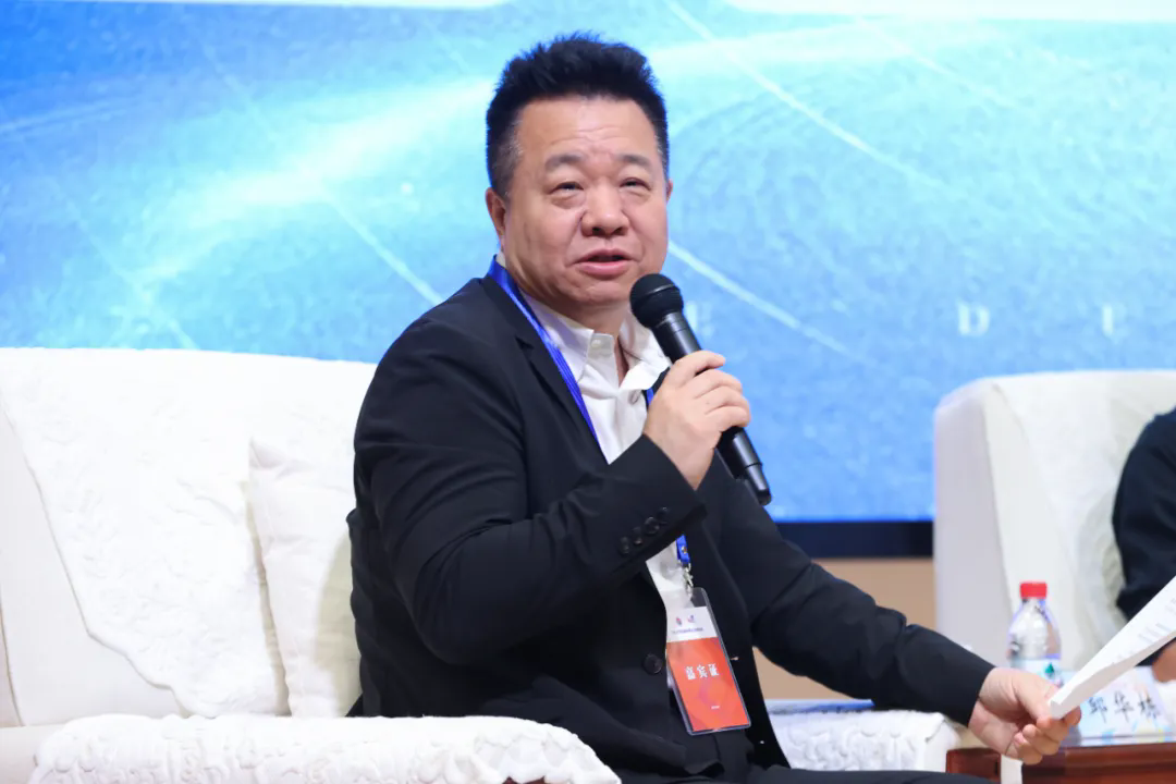 中國作協(xié)黨組成員、副主席、書記處書記邱華棟出席并主持論壇