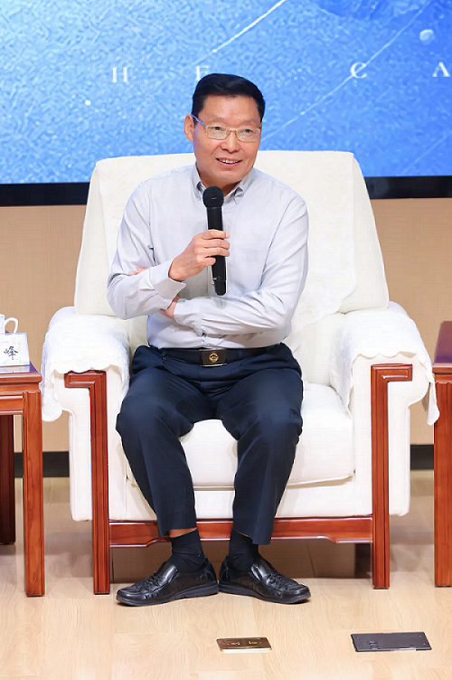 中國大洋協(xié)會副理事長、中國“蛟龍?zhí)枴焙Ｔ嚞F(xiàn)場總指揮劉峰發(fā)言