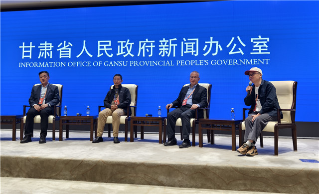 中山大學(xué)博導(dǎo)、教授，中國頂尖文學(xué)評論家謝有順，浙江文藝出版社常務(wù)副社長，翻譯家曹元勇，北師大教授，詩人歐陽江河，魯迅文學(xué)獎獲得者、甘肅文聯(lián)副主席、作協(xié)主席葉舟回答記者提問（攝影 澎湃新聞記者 夏奕寧）