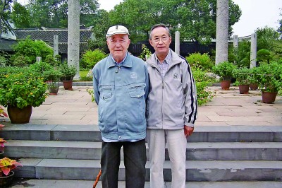 2005年10月，朱季海（左）與張洪鈞在蘇州雙塔寺。作者供圖