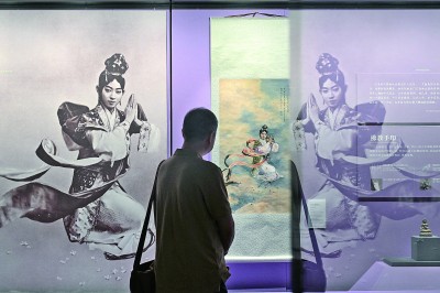 觀眾在北京恭王府博物館內(nèi)參觀梅蘭芳在京劇《天女散花》中的劇照（左）和徐悲鴻畫(huà)作《天女散花》（復(fù)制品）。新華社發(fā)