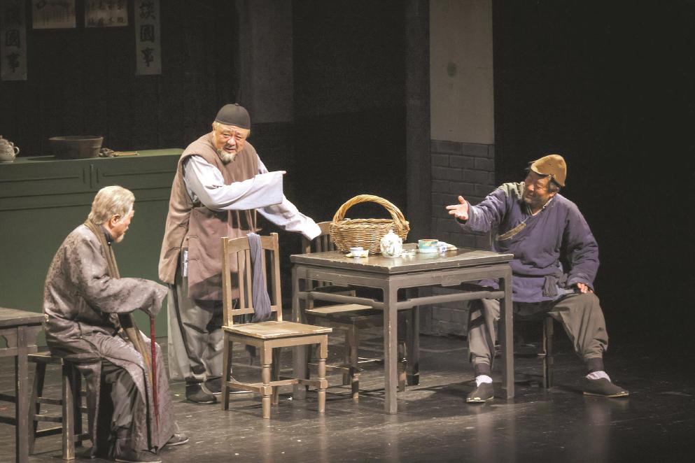 時(shí)隔36年，北京人藝再度駐演上海。圖為話劇《茶館》10月13日排練照。 本報(bào)記者 葉辰亮攝