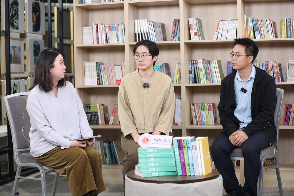 李嘯洋（右一）、康春華（右二）談素人寫作