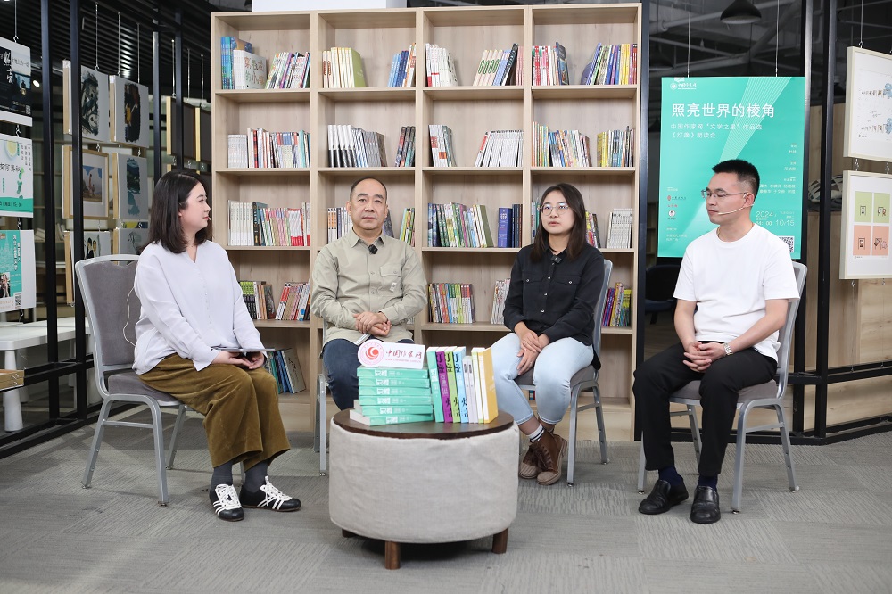 桫欏（右三）、于文舲（右二）、宋煜（右一）分享投稿經(jīng)歷