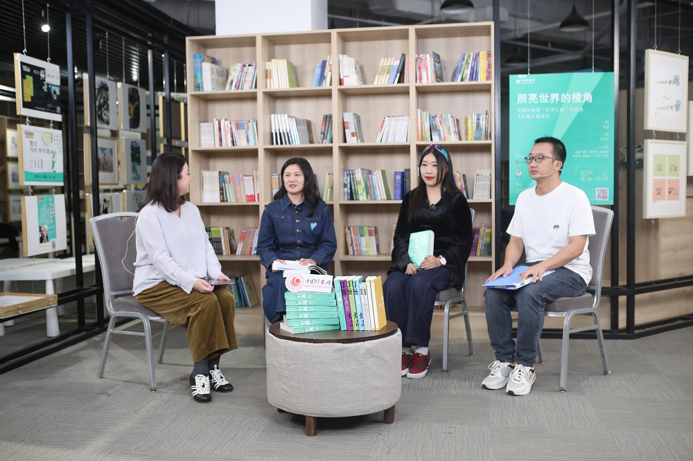 譚杰（右三）、楊碧薇（右二）、李英俊（右一）分享《燈盞》