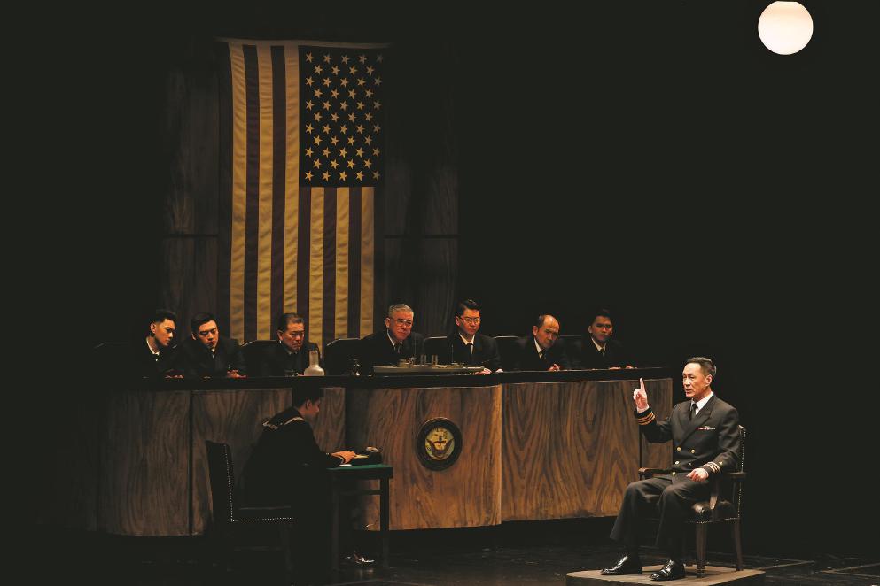 馮遠征（右一）在《嘩變》中飾演固執(zhí)刻板、獨斷專行的魁格艦長。 本報記者 葉辰亮攝