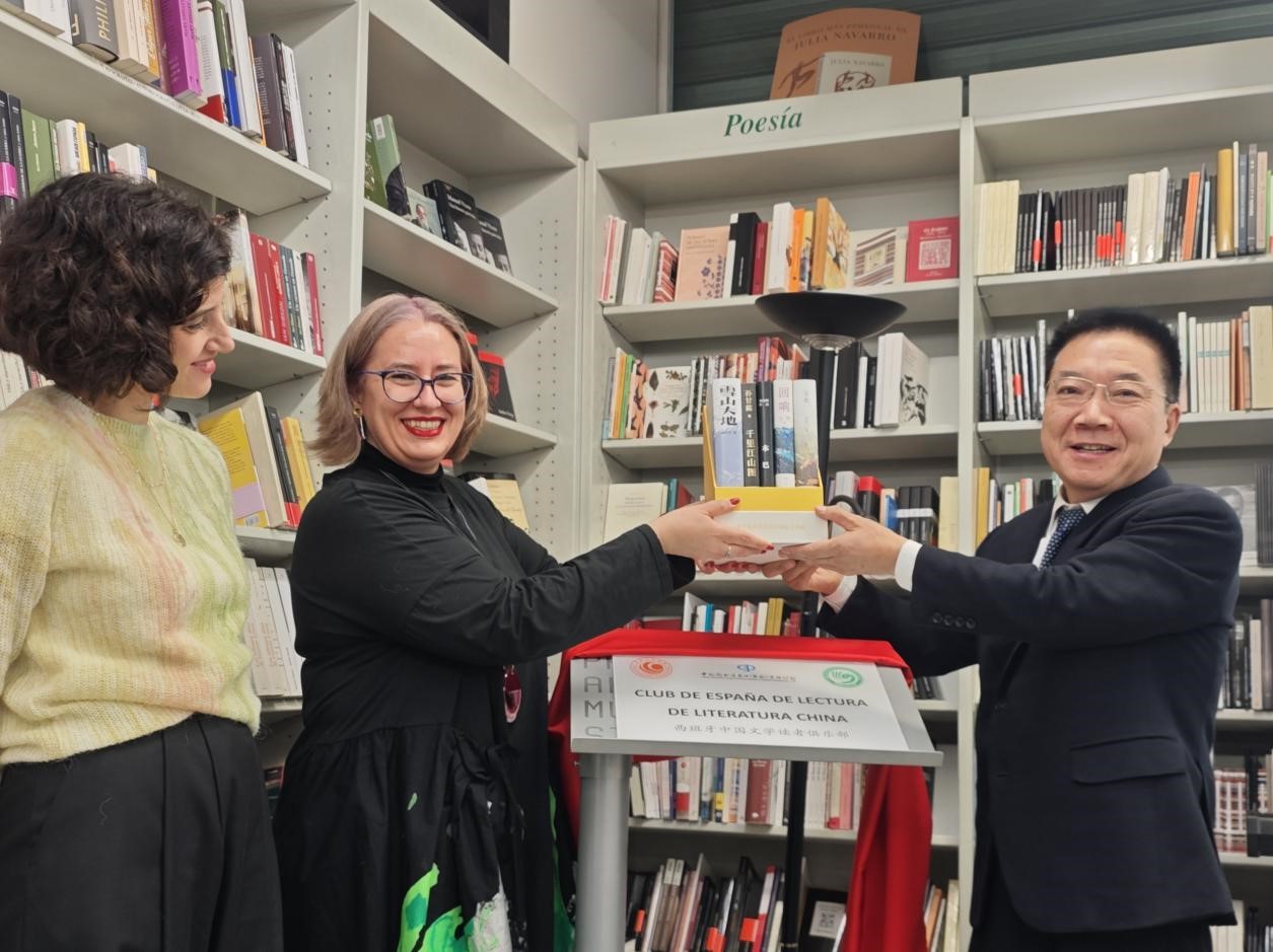 胡邦勝（右一）、婧萱（左二）、白蘭（左一）共同為“西班牙中國(guó)文學(xué)讀者俱樂部”揭牌