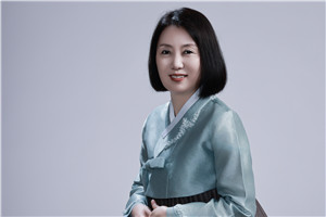 翻譯獎：國家通用語言文字←→朝鮮文作者：鄭風淑（朝鮮族）         獲獎感言感謝致力于培養(yǎng)各民族作家翻譯家的《民族文學》雜志，一直以來給我們搭建各具特色的平臺，讓我們各民族兄弟姐妹在共有的中華文化家園中盡情地書寫生活、表達胸臆，實現(xiàn)自我價值。 朝鮮族著名作家許連順跳出原有的創(chuàng)作思維，以作家特有的胸懷和眼界感悟博大精深的中華文化，探索邊疆少數(shù)民族文學融入……