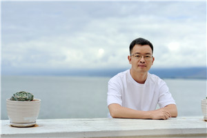散文獎：《與父親書》作者： 向迅（土家族）         獲獎感言顧名思義，《與父親書》是一本寫給父親的書，也是一本獻給天下所有父輩的書。由于受到傳統(tǒng)的中國式父子關系的影響，我們和父親在生活中總是沉默以對，即便是在他即將離開我們的時候，我們都極力克制著彼此的情感，以至于他一生的故事成為謎團。正因為如此，在創(chuàng)作這本書的過程中……
