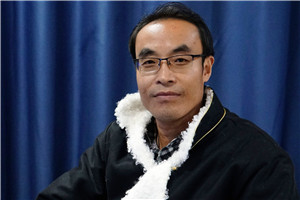 散文獎：《兄弟記》 作者： 王小忠（藏族）         獲獎感言《兄弟記》寫的是青藏高原邊緣地帶農(nóng)牧交匯地的甘南故事，它沒有什么重大事件和尖銳的沖突，都是日常生活與世相百態(tài)。從根本上看，就是對甘南農(nóng)牧區(qū)交匯地的生活方式、生產(chǎn)勞動及思想觀念變化的客觀敘述，是鄉(xiāng)村倫理變遷的詠嘆。我期盼著一種崇高的倫理道德能夠永恒地存在于世……