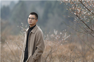 散文獎：《綠皮火車》 作者： 羌人六（羌族）         獲獎感言因為寫作，我從故事中的尋金者身上，也能深切體會那種歷經(jīng)輾轉終于醍醐灌頂柳暗花明的心路歷程。2004年高中時期開始文學創(chuàng)作，大學畢業(yè)后回到家鄉(xiāng)生活工作，我才終于找到自己寫作的“源頭活水”，于是有了關于家鄉(xiāng)龍門山斷裂帶的書寫，于是有了散文集《綠皮火車》。川西北龍門山斷裂帶，鄉(xiāng)親父老的名字與臉孔……